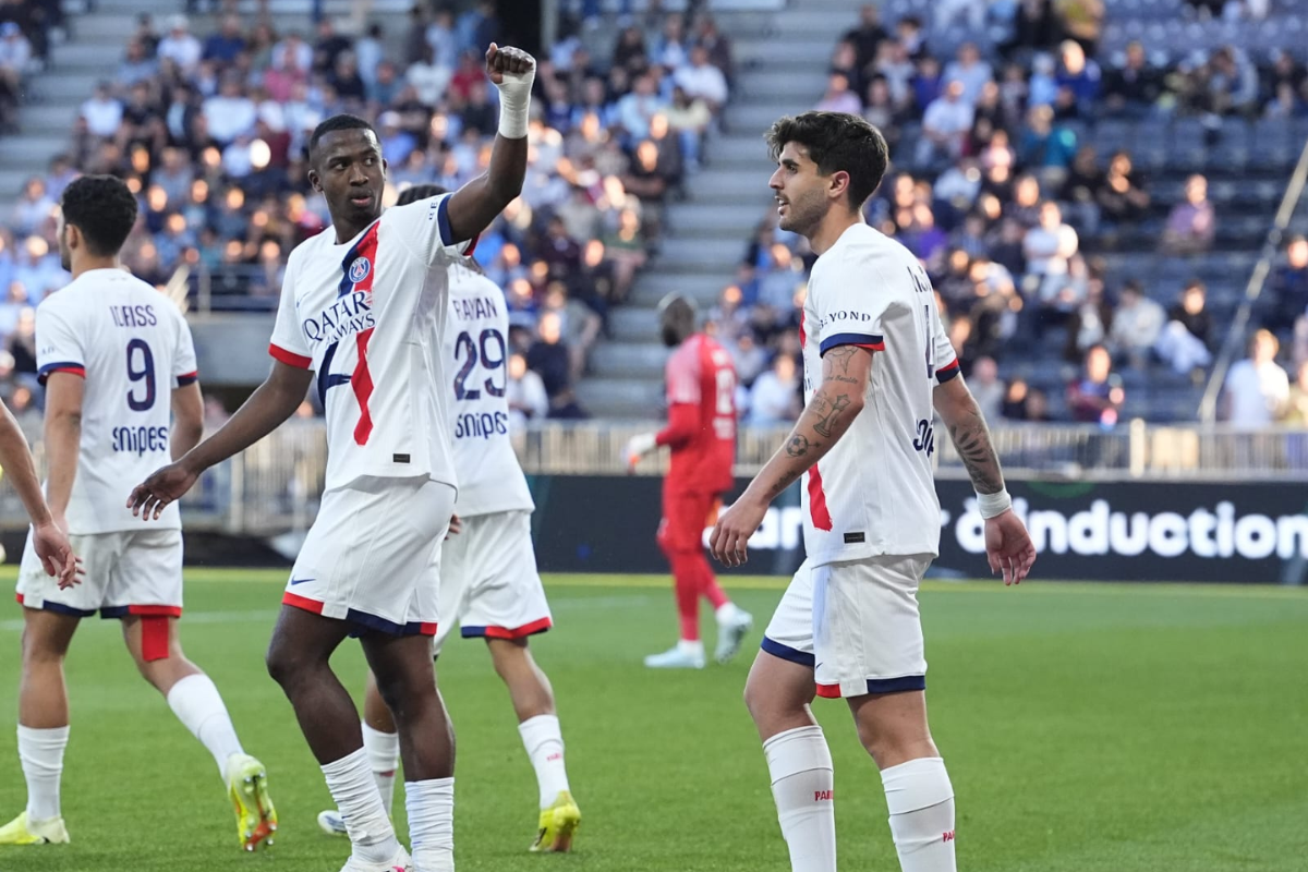 Willian Pacho celebra la victoria del PSG. Foto: PSG