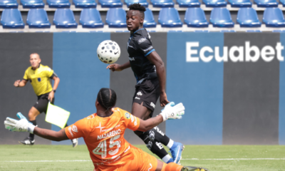 Emerson Pata remata una pelota con IDV en la LigaPro. Foto: API
