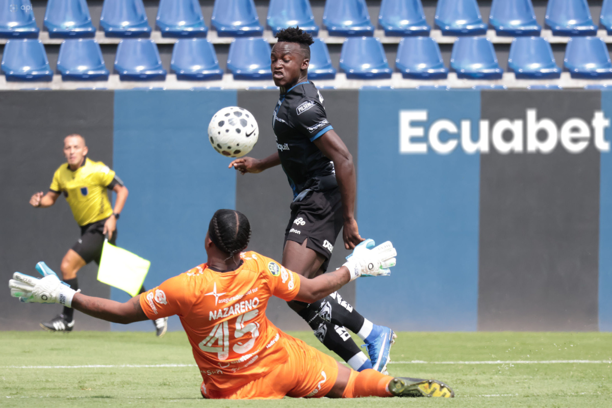 Emerson Pata remata una pelota con IDV en la LigaPro. Foto: API