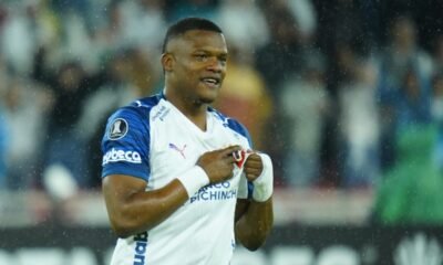 Yerlin Quiñónez enseña el escudo de LDU en la Copa Libertadores. Foto: API.