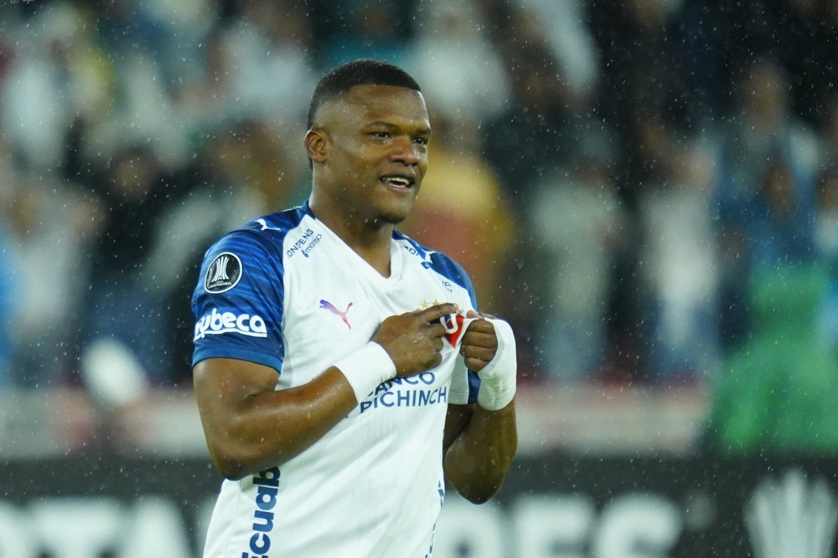 Yerlin Quiñónez enseña el escudo de LDU en la Copa Libertadores. Foto: API.