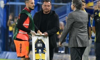 Darío Benedetto recibe su placa en la previa del partido de Copa Libertadores. Foto: API