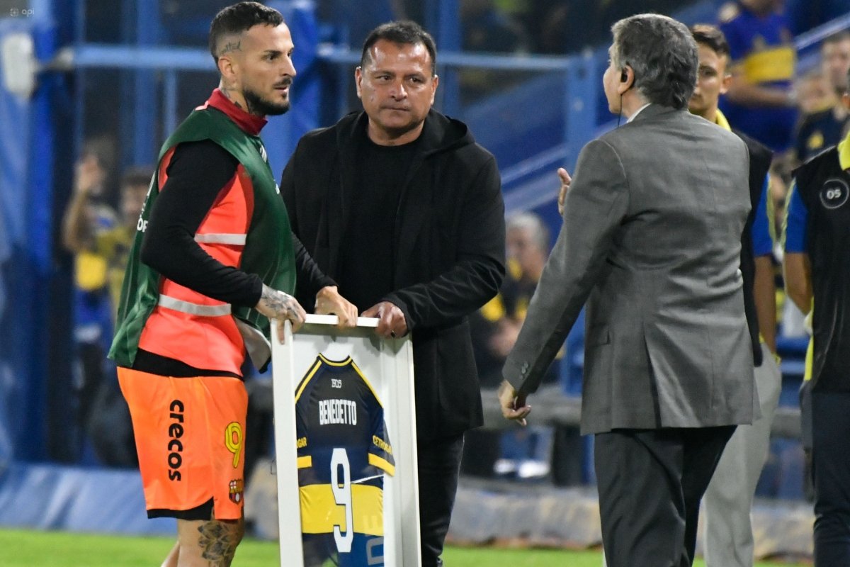 Darío Benedetto recibe su placa en la previa del partido de Copa Libertadores. Foto: API