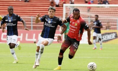 Bryan García, de Deportivo Cuenca, es marcado por Ronald Briones, de Independiente del Valle. Foto: API