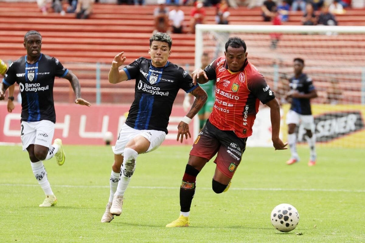 Bryan García, de Deportivo Cuenca, es marcado por Ronald Briones, de Independiente del Valle. Foto: API