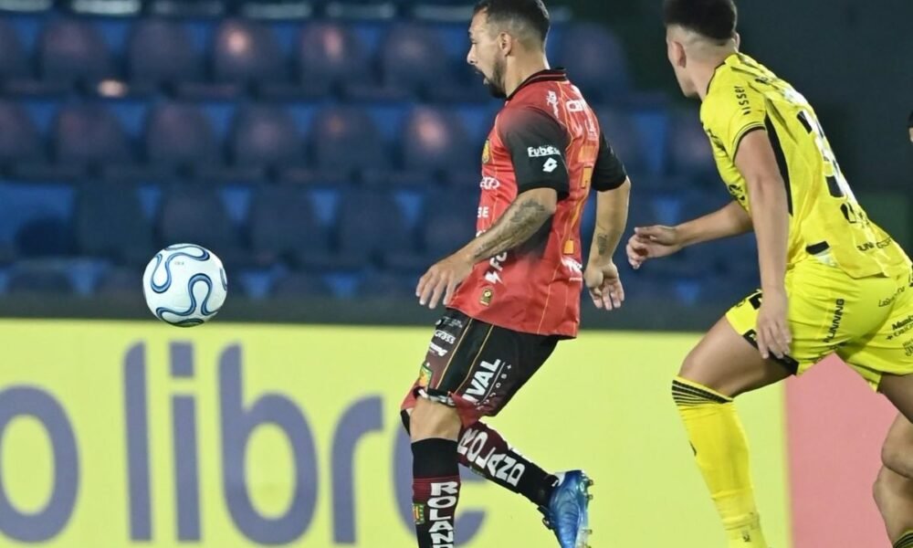 Lucas Mancinelli, de Deportivo Cuenca, ante un jugador de Recoleta, en Paraguay. Foto: Dep. Cuenca