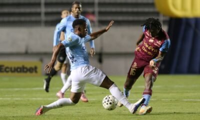 Erick Valencia, de Universidad Católica, con José Cazares, de Macará. Foto: API