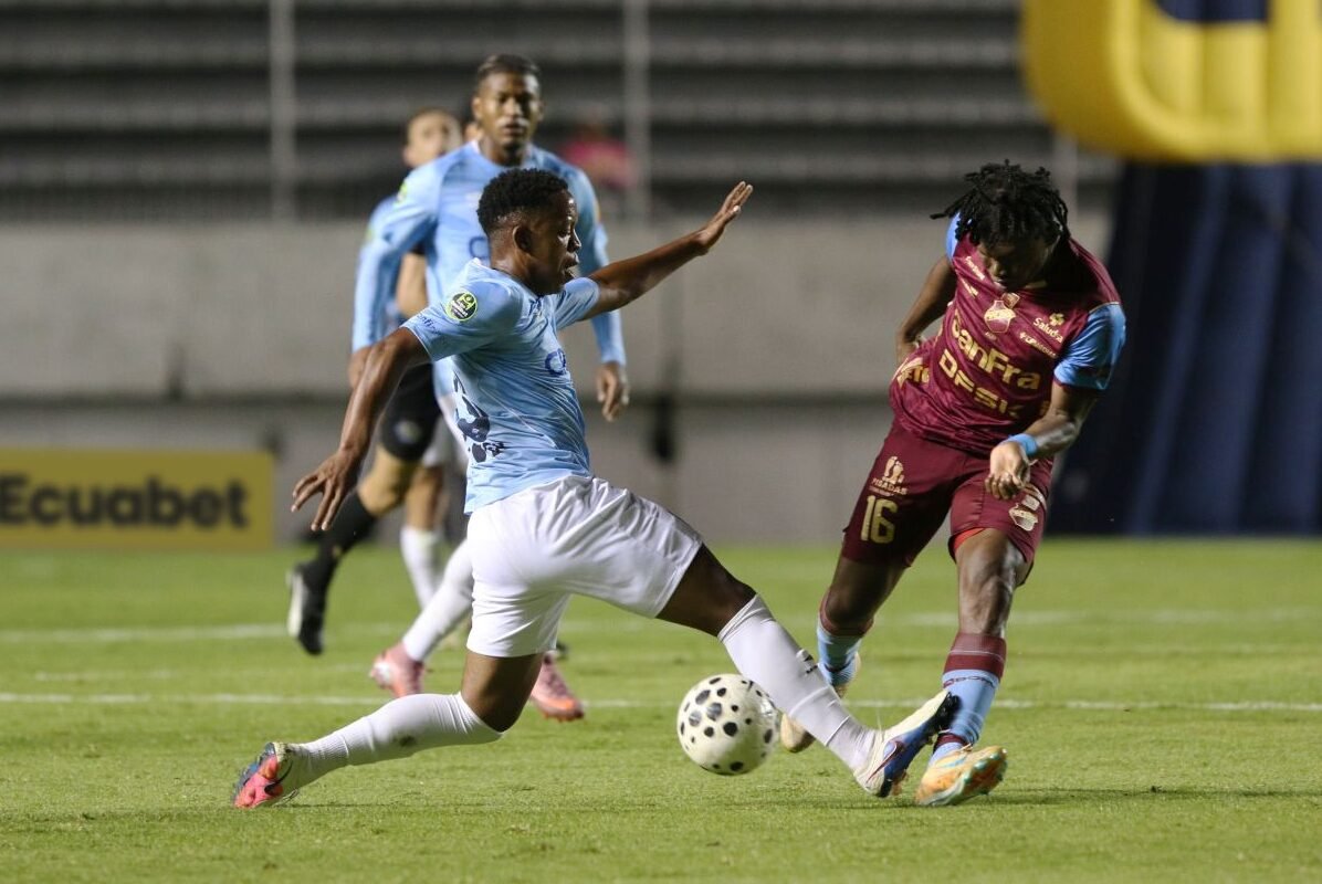 Erick Valencia, de Universidad Católica, con José Cazares, de Macará. Foto: API
