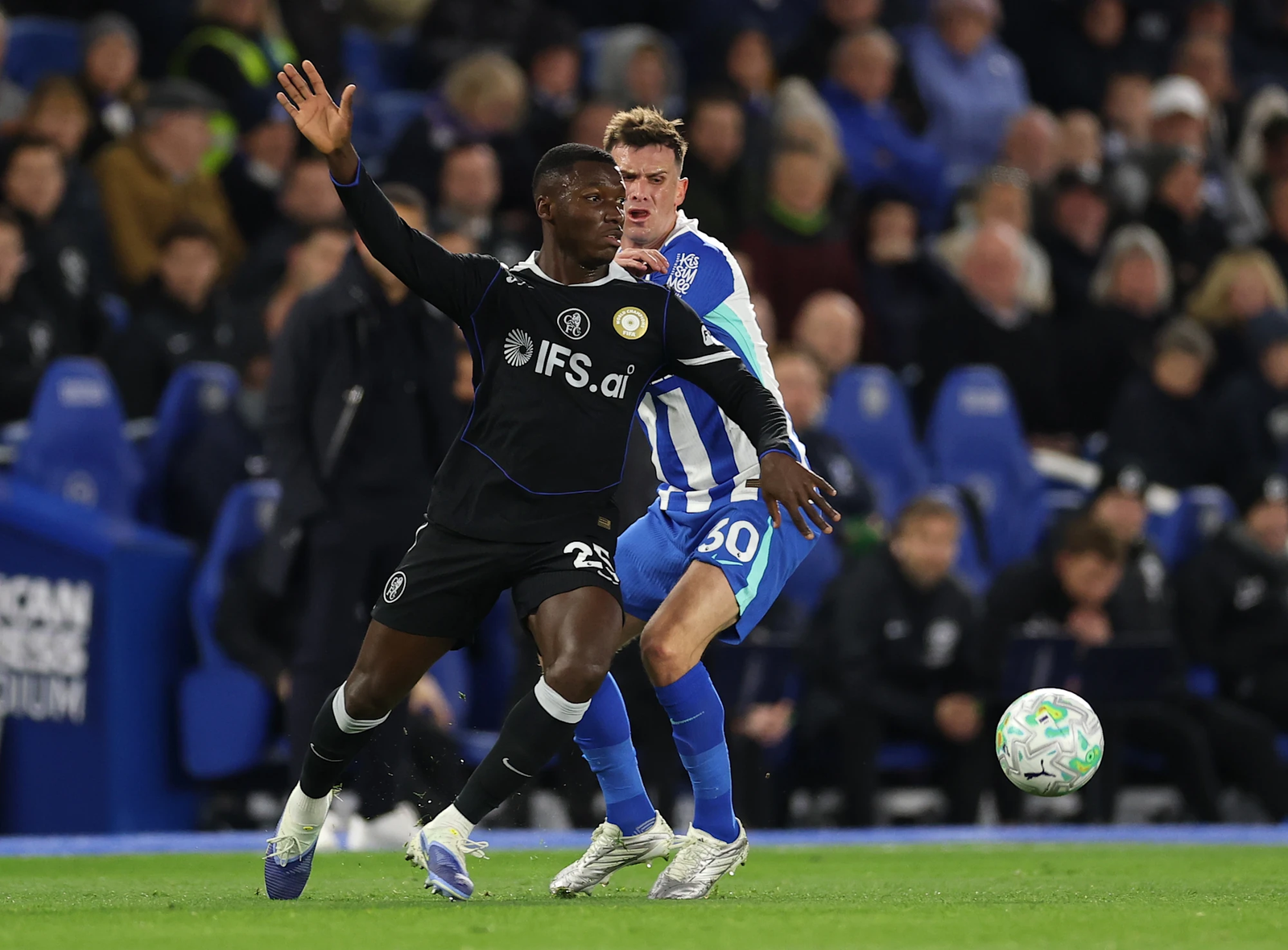 Moisés Caicedo juega ante Brighton en la fecha 34 de la Premier League. Foto: Chelsea FC.