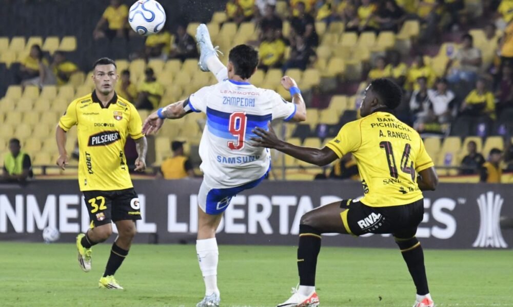 Fernando Zampedri, de Católica de Chile, ante Álex Rangel y Matías Lugo de Barcelona SC. Foto: API