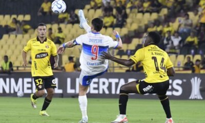 Fernando Zampedri, de Católica de Chile, ante Álex Rangel y Matías Lugo de Barcelona SC. Foto: API