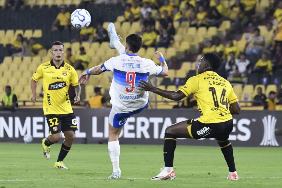 Fernando Zampedri, de Católica de Chile, ante Álex Rangel y Matías Lugo de Barcelona SC. Foto: API