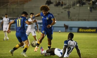 Erick Mendoza, de Delfín, enfrenta a Josué Cuero, de Liga de Quito. Foto: API