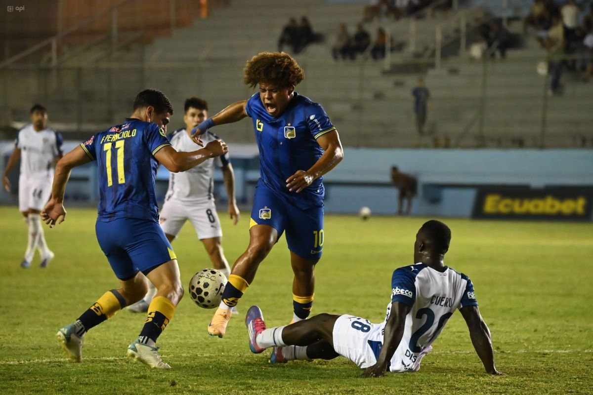Erick Mendoza, de Delfín, enfrenta a Josué Cuero, de Liga de Quito. Foto: API