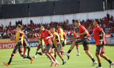 Deportivo Cuenca se enfrenta al Santos, en el estadio Alejandro Serrano Aguilar. Foto: API