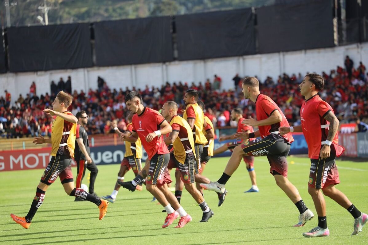 Deportivo Cuenca se enfrenta al Santos, en el estadio Alejandro Serrano Aguilar. Foto: API