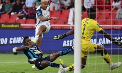 Deyverson remata ante el golero Gilmar Napa, en el juego entre Liga de Quito y Guayaquil City. Foto: API