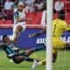 Deyverson remata ante el golero Gilmar Napa, en el juego entre Liga de Quito y Guayaquil City. Foto: API