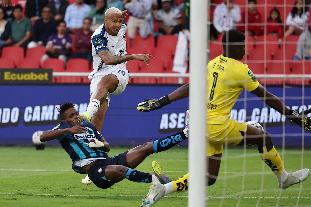 Deyverson remata ante el golero Gilmar Napa, en el juego entre Liga de Quito y Guayaquil City. Foto: API