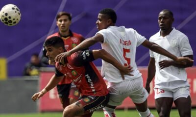 Nicolás Leguizamón, del Deportivo Cuenca, disputa el balón con Mauricio Cagua, de Técnico Universitario. Foto: API