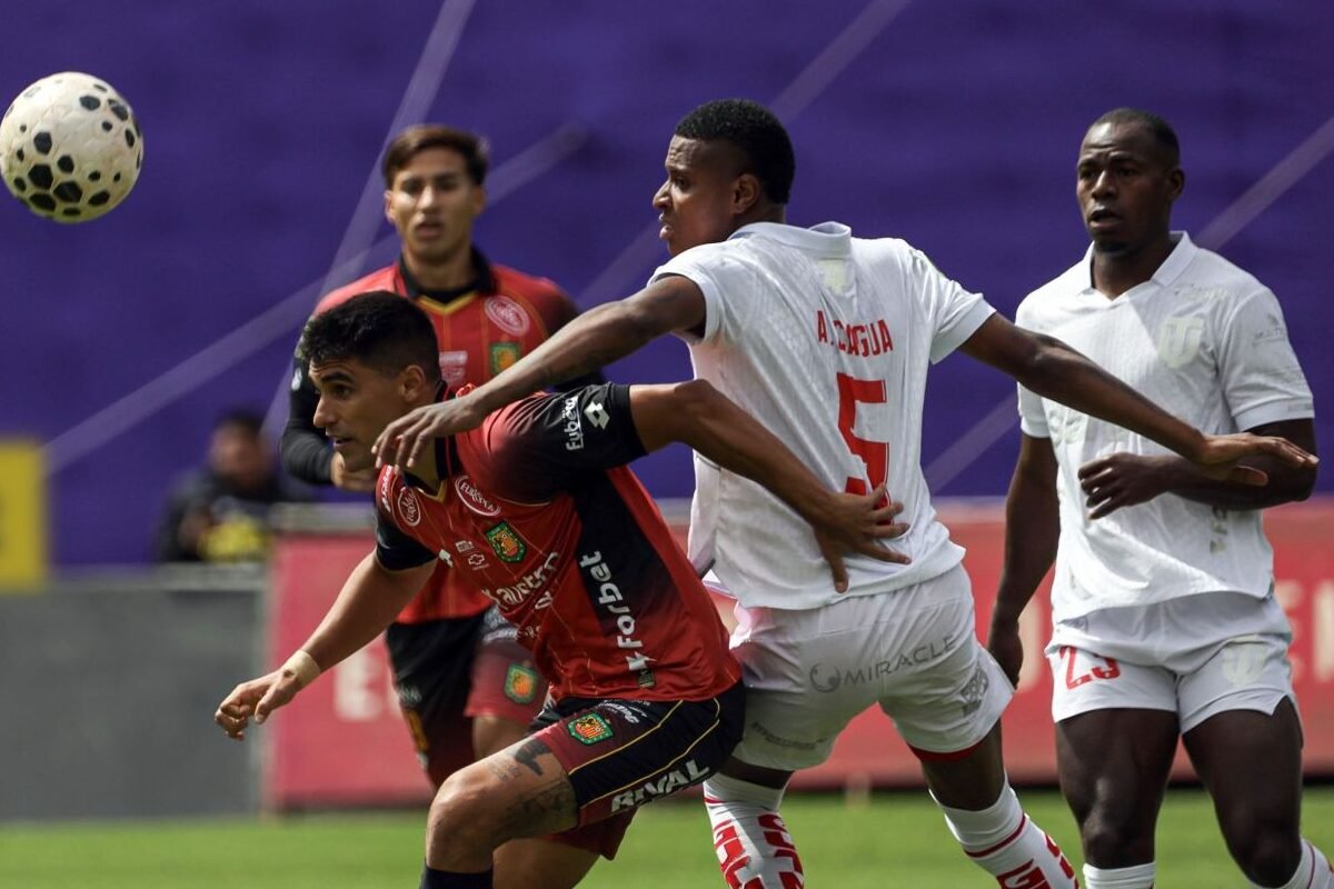 Nicolás Leguizamón, del Deportivo Cuenca, disputa el balón con Mauricio Cagua, de Técnico Universitario. Foto: API