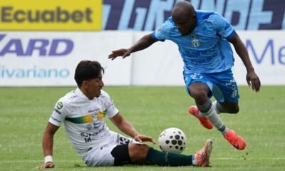 Jordan Mohor, de Macará, disputa el balón con Ángel Mena, de Orense. Foto: API