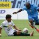 Jordan Mohor, de Macará, disputa el balón con Ángel Mena, de Orense. Foto: API