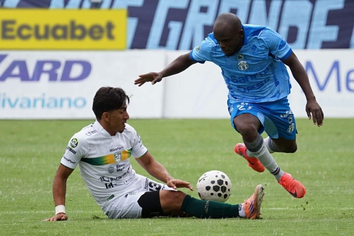 Jordan Mohor, de Macará, disputa el balón con Ángel Mena, de Orense. Foto: API
