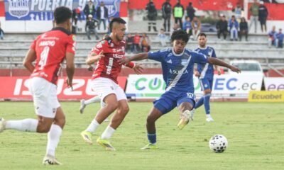 Luis Fragozo, de Emelec, ante jugadores de Leones. Foto: API