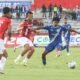 Luis Fragozo, de Emelec, ante jugadores de Leones. Foto: API