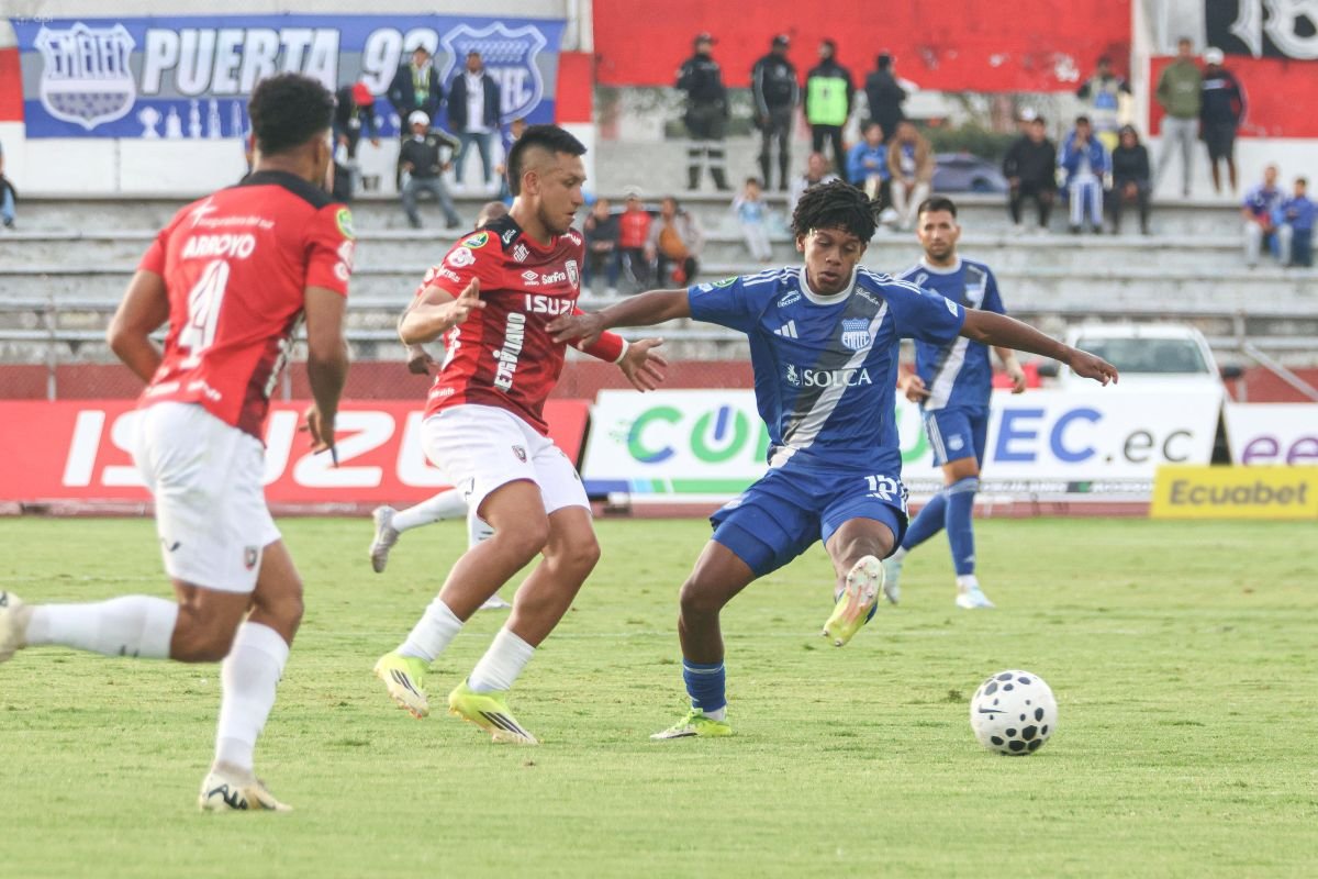 Luis Fragozo, de Emelec, ante jugadores de Leones. Foto: API