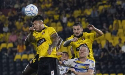 Milton Celiz y Darío Benedetto, de Barcelona SC, disputan un balón con jugadores de Boca Juniors. Foto: API