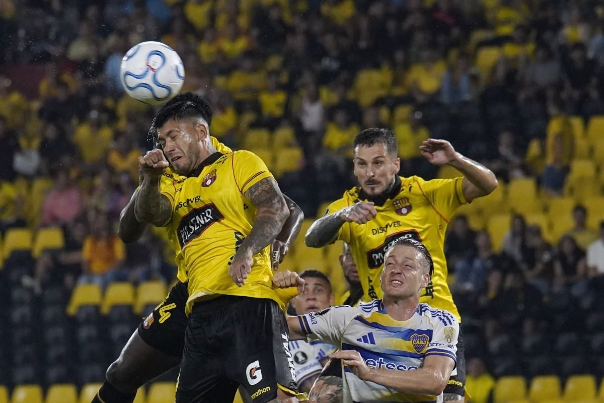 Milton Celiz y Darío Benedetto, de Barcelona SC, disputan un balón con jugadores de Boca Juniors. Foto: API