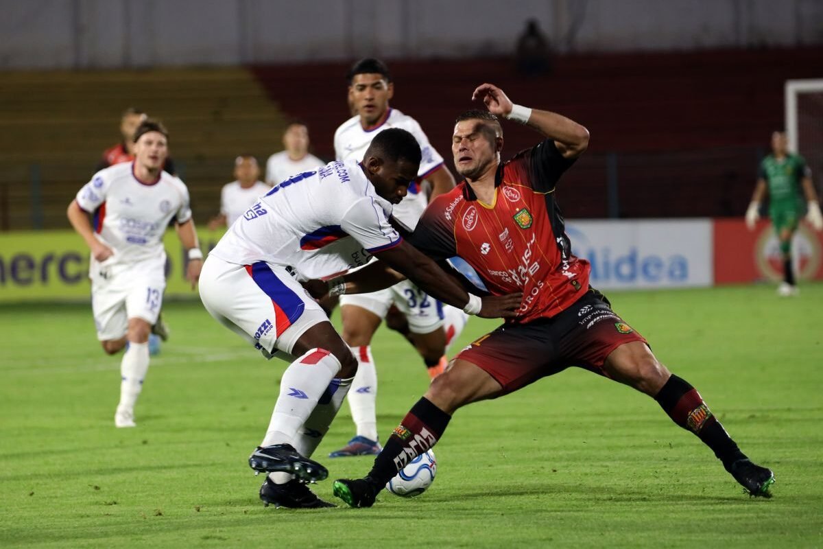 Deportivo Cuenca y San Lorenzo se enfrentaron en el estadio Alejandro Serrano Aguilar. Foto: API