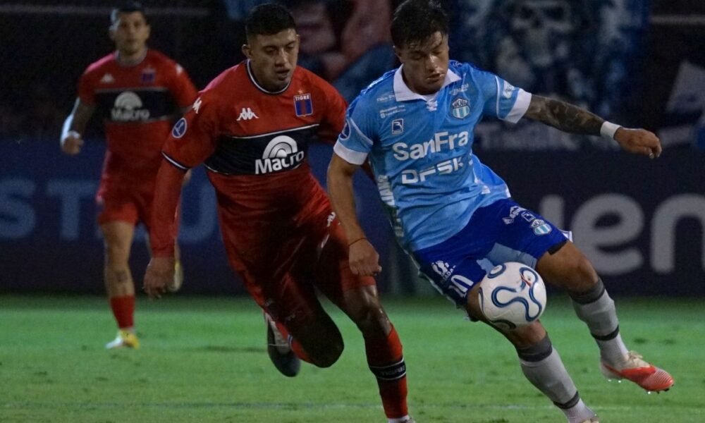 Mateo Viera, de Macará, ante un jugador de Tigre. Foto: API