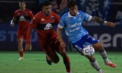 Mateo Viera, de Macará, ante un jugador de Tigre. Foto: API