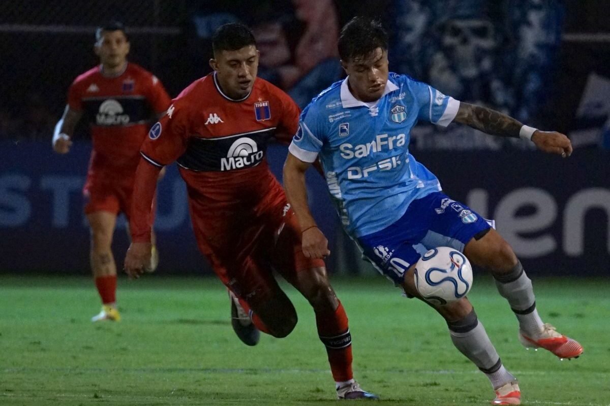 Mateo Viera, de Macará, ante un jugador de Tigre. Foto: API