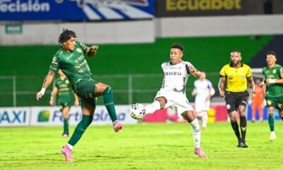 Christian Solano, de Leones FC, disputa el balón con un jugador del Orense. Foto: API