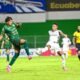 Christian Solano, de Leones FC, disputa el balón con un jugador del Orense. Foto: API