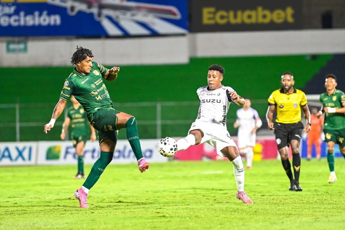 Christian Solano, de Leones FC, disputa el balón con un jugador del Orense. Foto: API