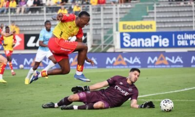 Robinho Quiñónez, de Aucas, con el arquero de Universidad Católica, Rafael Romo. Foto: API