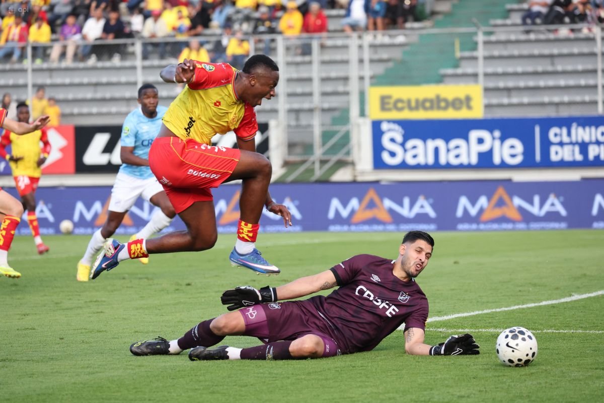 Robinho Quiñónez, de Aucas, con el arquero de Universidad Católica, Rafael Romo. Foto: API