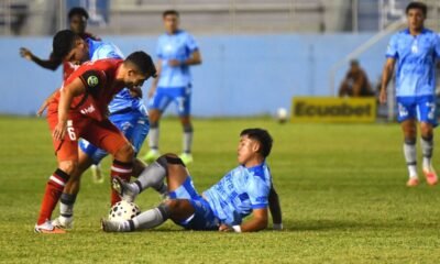 Jugadores de Macará y Manta FC en el estadio Jocay. Foto: API