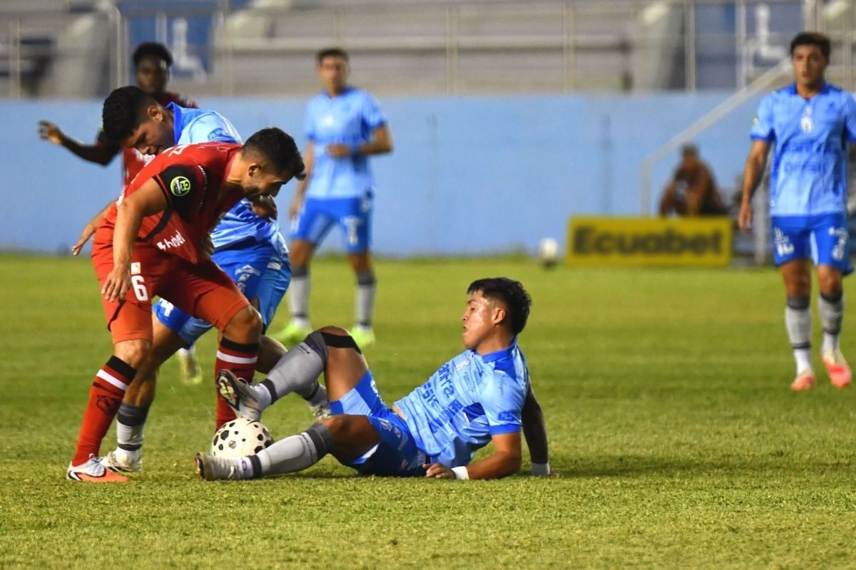 Jugadores de Macará y Manta FC en el estadio Jocay. Foto: API