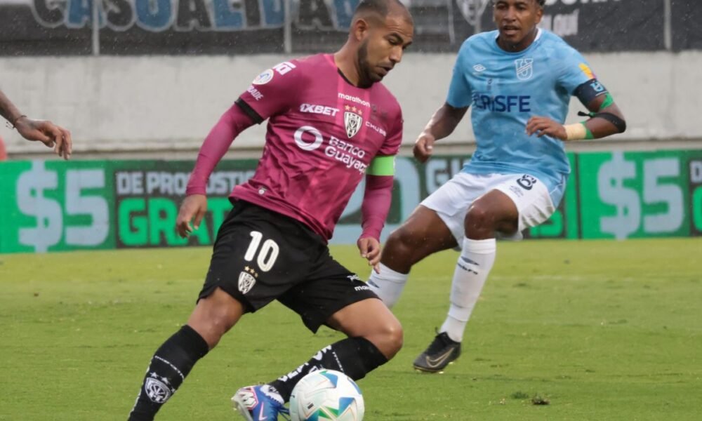 Junior Sornoza, de Independiente del Valle, y Emiliano Clavijo, de Universidad Católica, en la Supercopa. Foto: API