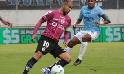 Junior Sornoza, de Independiente del Valle, y Emiliano Clavijo, de Universidad Católica, en la Supercopa. Foto: API