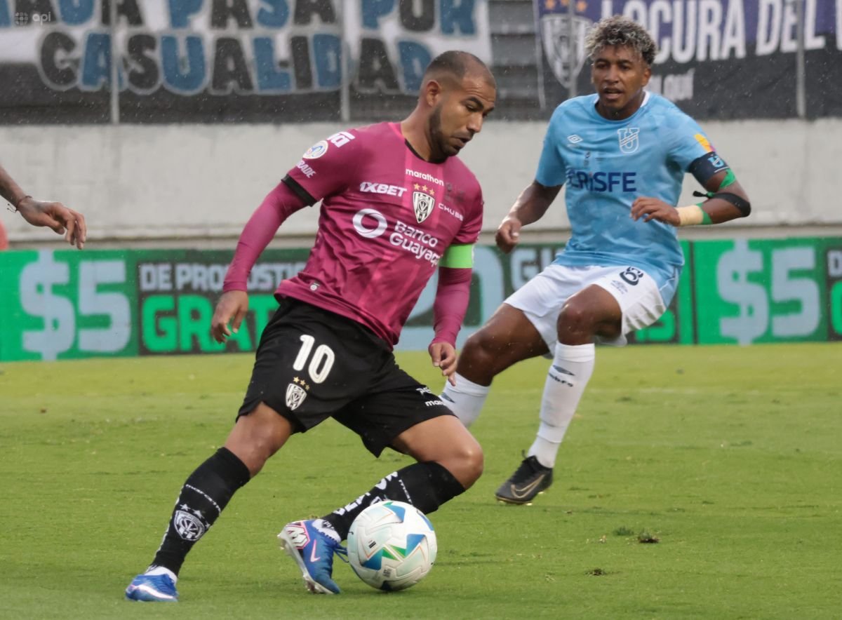 Junior Sornoza, de Independiente del Valle, y Emiliano Clavijo, de Universidad Católica, en la Supercopa. Foto: API