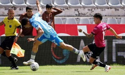 Ronald Briones, de Independiente del Valle, disputa el balón con un jugador de Macará. Foto: API