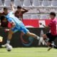 Ronald Briones, de Independiente del Valle, disputa el balón con un jugador de Macará. Foto: API