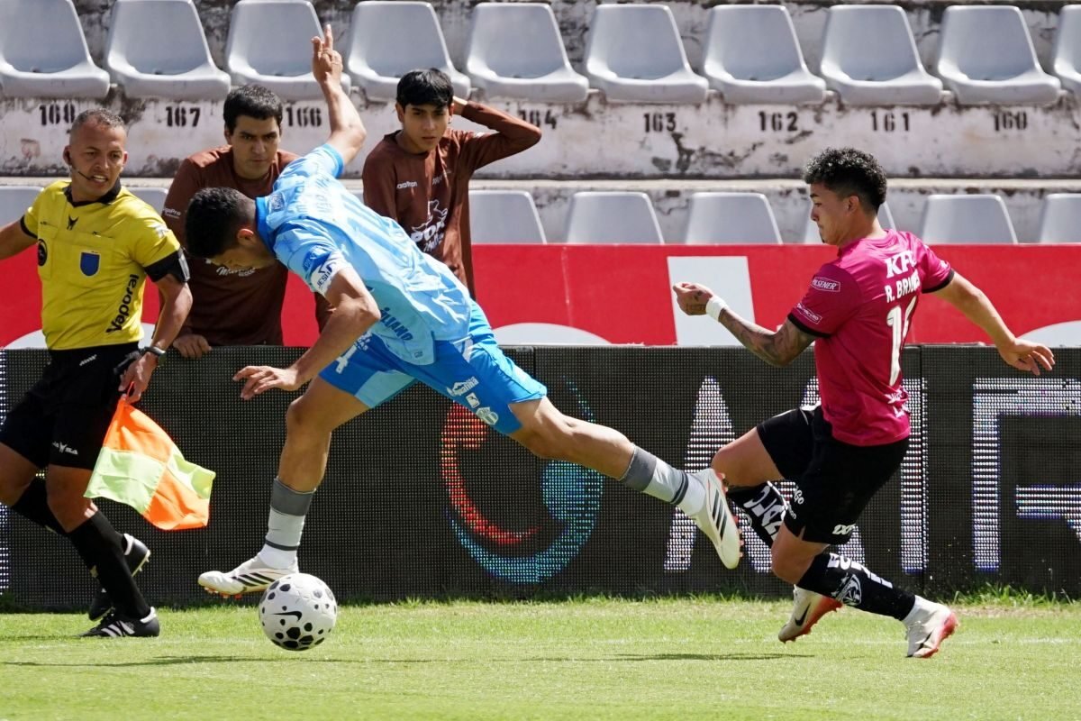 Ronald Briones, de Independiente del Valle, disputa el balón con un jugador de Macará. Foto: API